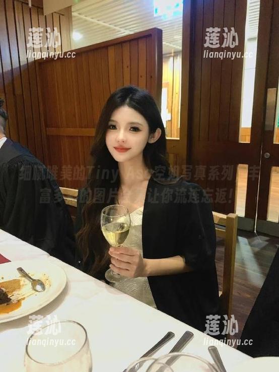 细腻唯美的Tiny Asa空姐写真系列，丰富多彩的图片合集让你流连忘返！